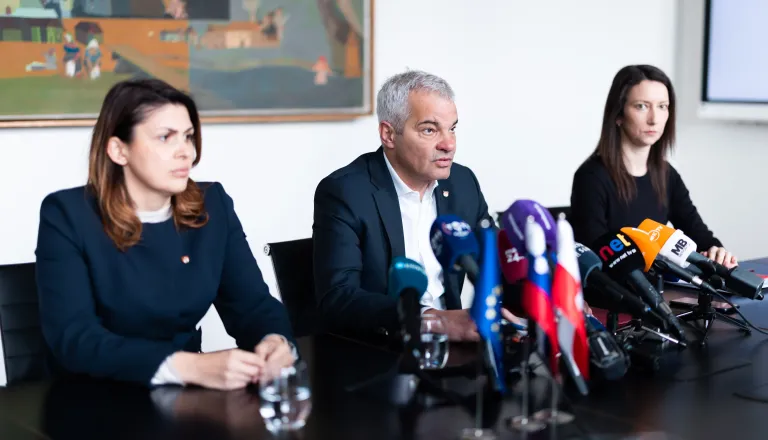 Donacija, avtocesta in stopiti pred oltar. Korupcijo so imenovali vse, samo ne korupcijo