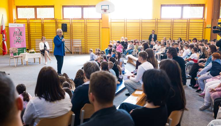 FOTO in VIDEO: Pirc Musar med učenci v Mariboru, odgovarjala na njihova radovedna vprašanja