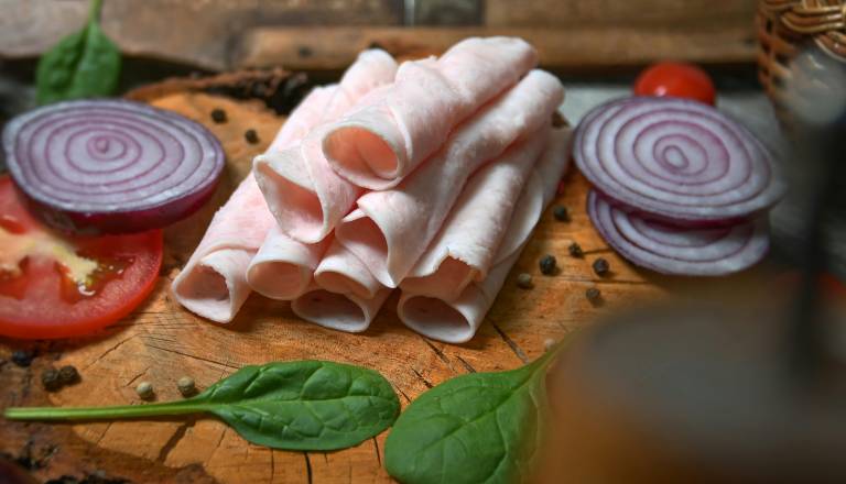 Zaradi šolske prehrane stiska staršev: V Ljubljani otrokom še vedno ponujajo svinjino