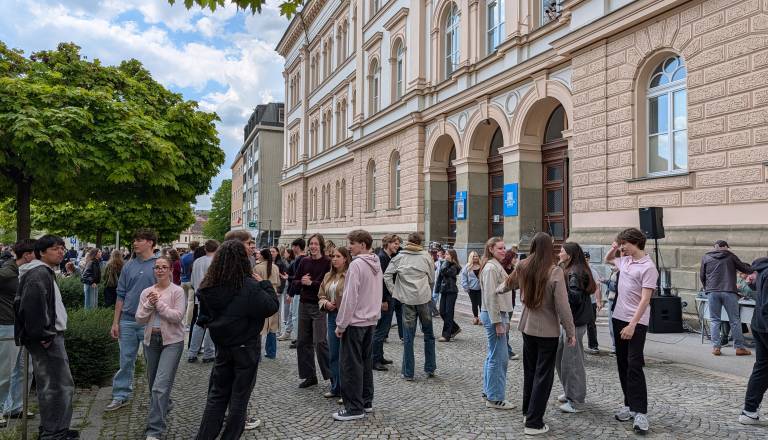 Koga motijo dijaki? Zaradi hrupa na dogodku posredovala policija