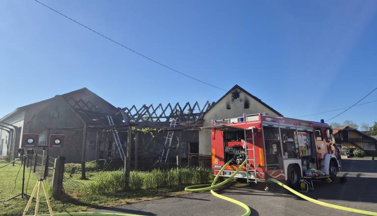 FOTO in VIDEO: Ostrešji v celoti pogorelo, oglasila se je tudi županja
