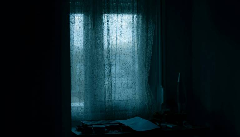 Osem let skrival truplo matere zaradi denarja. Zdaj so mu začeli soditi