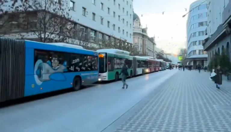 Avtobus v rdečo, križišče obstalo: LPP pojasnjuje, zakaj do takšnih incidentov prihaja v konici