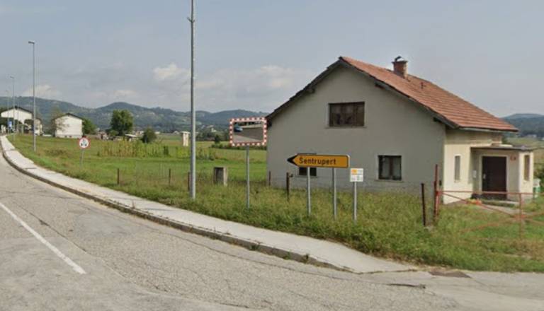 Občina z dražbo prodaja hišo in zemljišče, izklicna cena je 214 tisoč evrov
