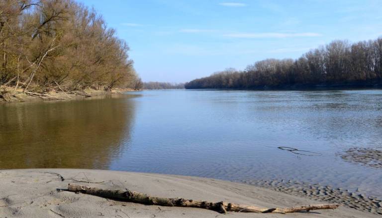 Gasilci s čolni zaman iskali osebo, ki naj bi skočila v reko