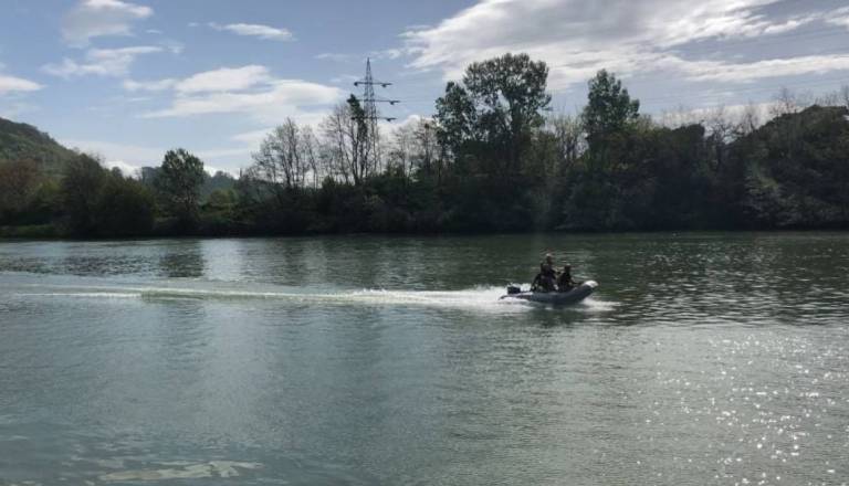 Policisti in gasilci zaman iskali pogrešano osebo, ki naj bi skočila v reko 