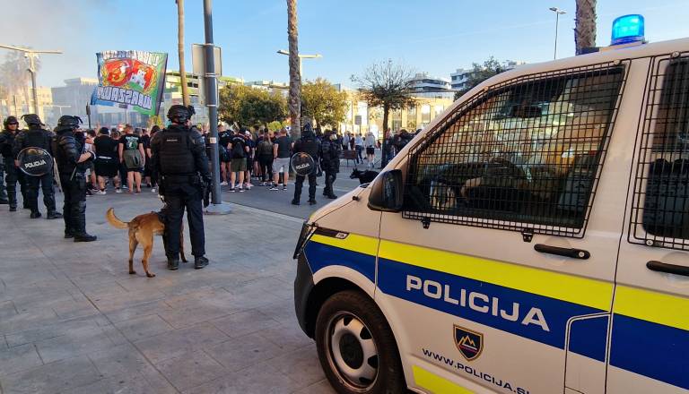 Vroče na tekmi Olimpije: trije končali v pridržanju, grozijo prepovedi