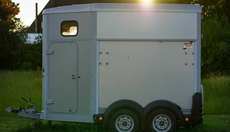 Prevrnjena prikolica s konjema v Žlebiču, živali nepoškodovane