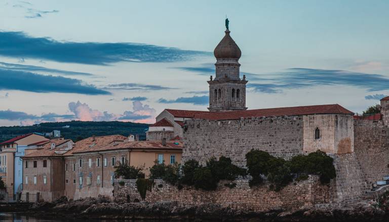 Krk tarča novih bombnih groženj, policija pomirja javnost