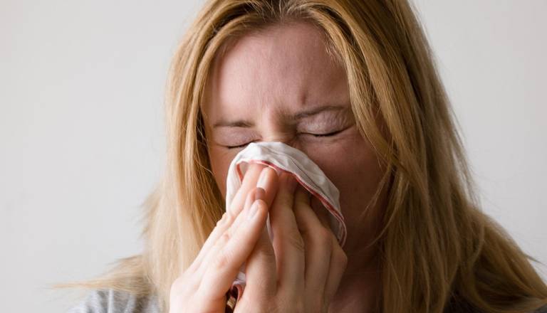 Smrkanje, kihanje, solzne oči: Alergija ali prehlad?