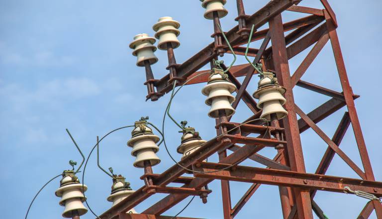 Huda nesreča: 14-letnik po vzponu na transformator v boju za življenje