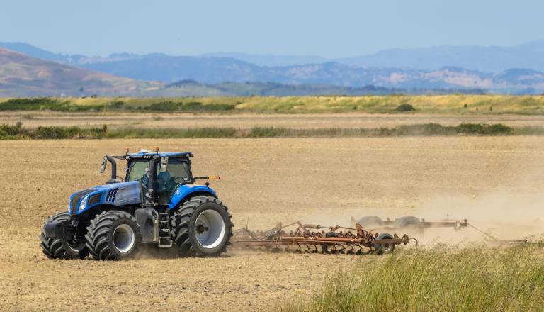 Huda delovna nesreča, najstnik s traktorjem zdrsnil in obtičal pod težkim strojem
