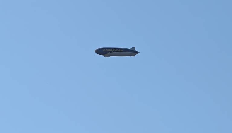 FOTO in VIDEO: Nad Mariborom zjutraj lebdel velikan, ujeli legendarni Goodyear Blimp