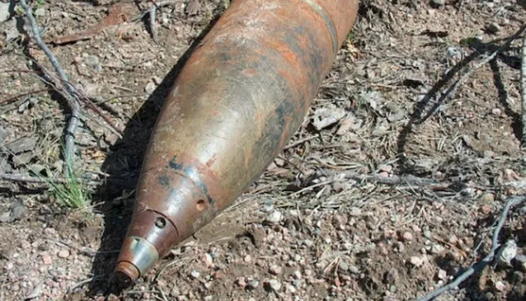 V Lokavcih odstranili ročne bombe in dimno bombo