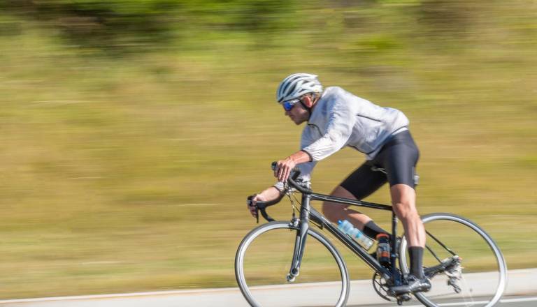 Nevarna ovira na poti: napeta vrv ogrožala kolesarje