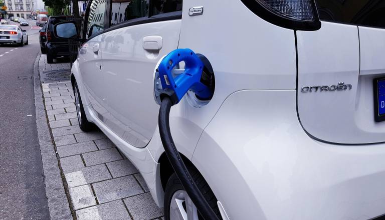 Raste zanimanje za električne avtomobile, toliko tisočakov so Slovenci pripravljeni odšteti za avto