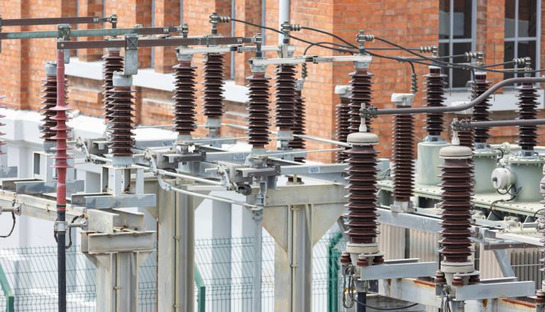 Tragično: 14-letnik splezal na transformator, njegovo življenje visi na nitki