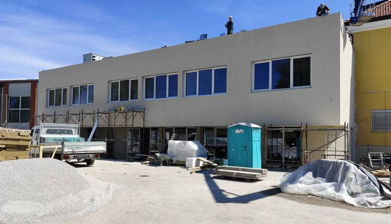 Ali prenova najstarejše novomeške šole sledi časovnici? Občina pojasnjuje potek prenove 