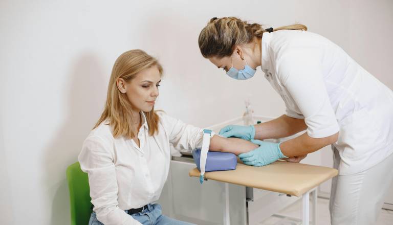 Zdravstvo podhranjeno, zato v prestolnici na voljo cel kup služb. Plače do 2 tisoč evrov neto