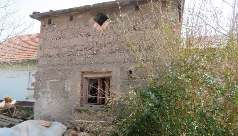 Občina prodaja delež hiše, ki razpada, brez oken, s poškodovano streho. Koliko je vredna?