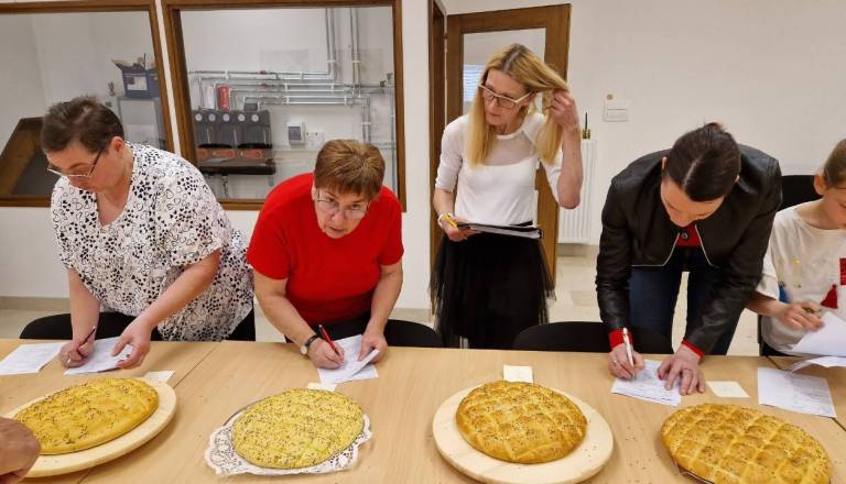 Recept za belokranjsko pogačo, kot jo navaja certificiran postopek