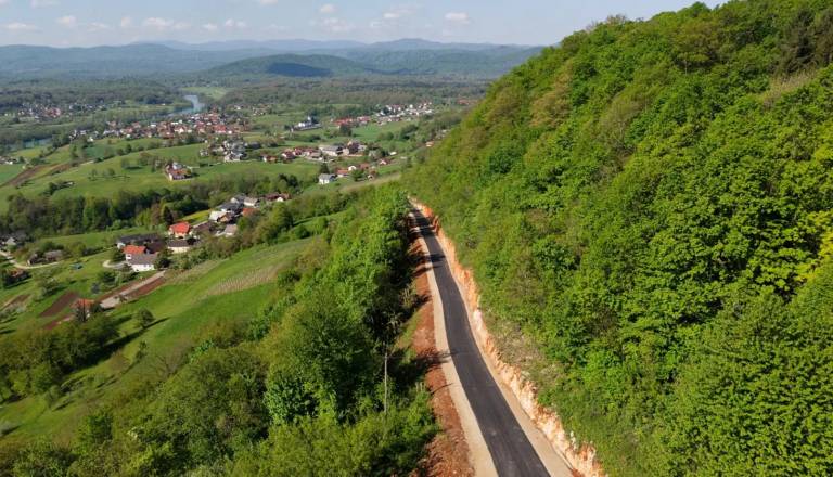 FOTO: S prebivalci za 350 tisoč evrov prenovili cesto, ki vodi do starodavnega kraja