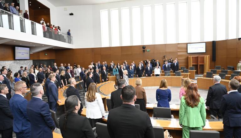 Državni zbor potrdil reformo vlade, v ozadju pogovori o koaliciji?