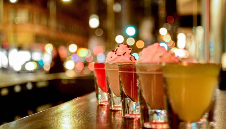 S trga umaknjena priljubljena žgana pijača