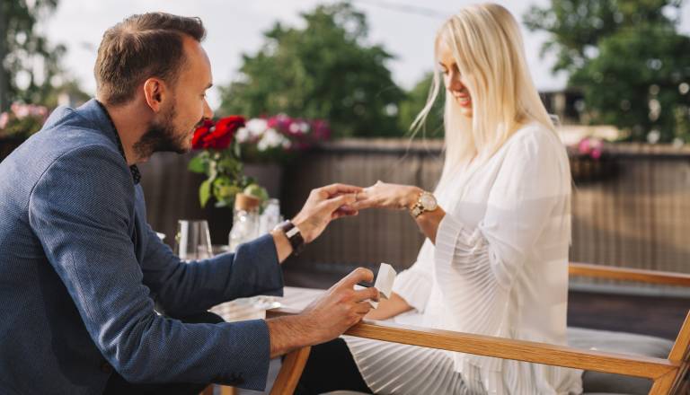 Četrtek prinaša srečanja, ki niso naključna – ste pripravljeni na novo poglavje?