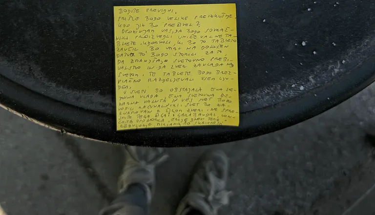 Skrivnostna sporočila na listkih po mestu plašijo Ljubljančane