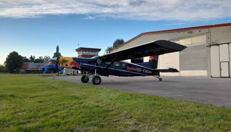 FOTO: Red Bullovi padalci opaženi nad Prekmurjem