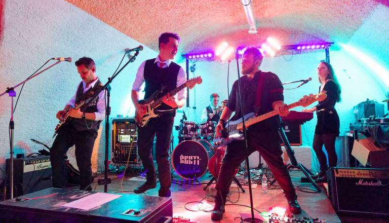 Štajerski band Šesti med tremi zmagovalci glasbenega natečaja, junija radijska premiera skladbe Zakaj 