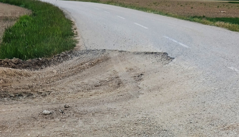 Poškodovana cesta brez signalizacije