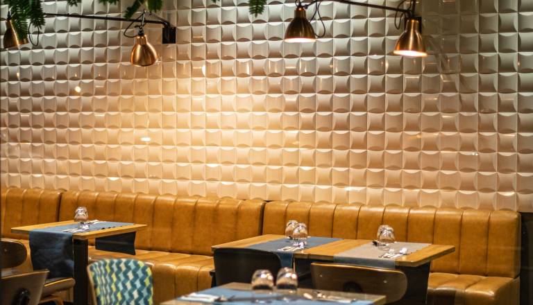 Množični pretep v pomurskem gostinskem lokalu, štiri osebe poškodovane 