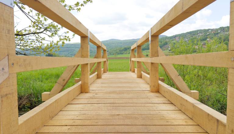 FOTO: Za 'drobiž' prenovili brv, ki je bila nevarna za pohodnike