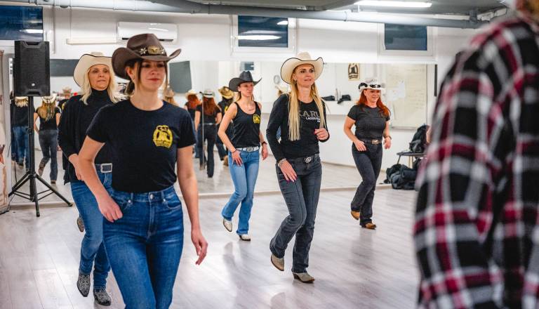 Od petih plesalk do skupnosti z 220 člani: zgodba mariborske skupine Crazy Boots