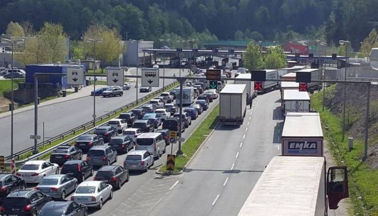 Prazniki že ohromili promet: zaprta avtocesta in dolge kolone