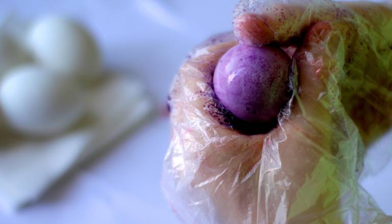 To so preprosti in zabavni načini za barvanje letošnjih pirhov