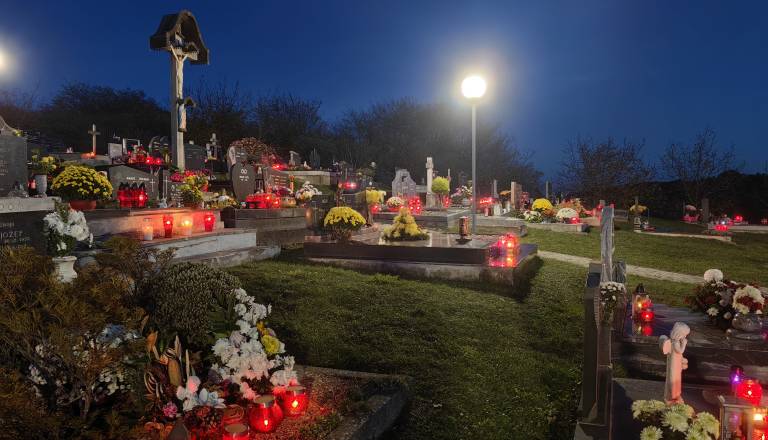 S pomurskih pokopališč izginjajo sveče, cvetje in okrasni elementi