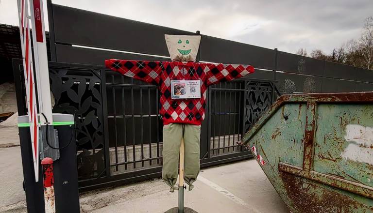 Na Bledu strašijo zaradi oblačil: Domačini na leto zavržejo 44 ton tekstila!