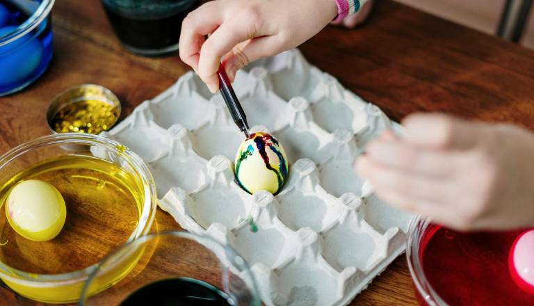 Kako letos pobarvati pirhe? Poskusite te preproste trike