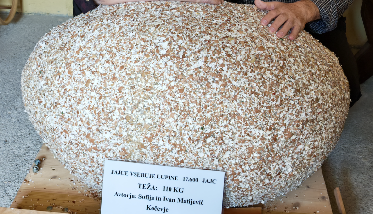 Sofija iz Kočevja že 16 let ustvarja pirh iz skoraj 18 tisoč jajčnih lupin in s 110 kilogrami. Sedaj prosi za pomoč