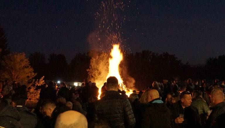 FOTO in VIDEO: Malečnik zaživel ob kresu, Špricerkres znova združil kresovanje z vinom in glasbo