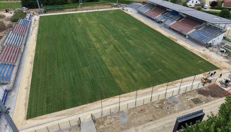 Na igrišču NK Nafte zaključili s polaganjem travnate površine