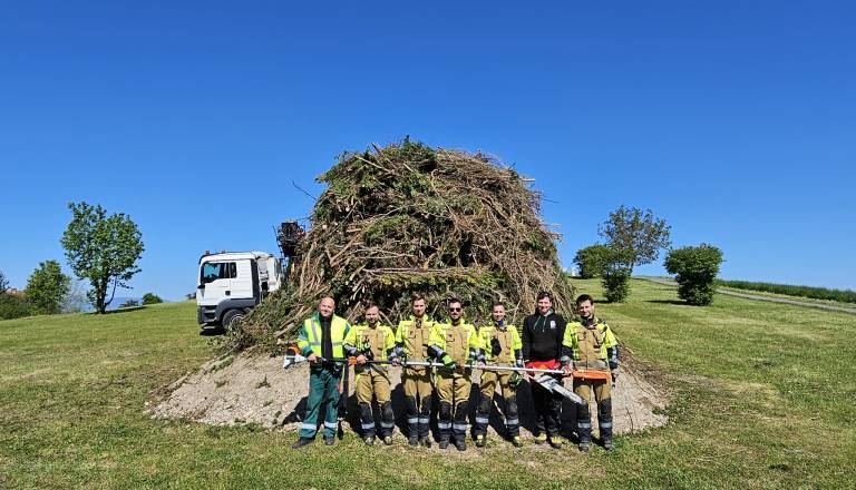 Čakali do zadnjega trenutka, kres na Panorami zdaj le stoji