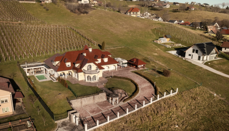 Luksuzna vila nedaleč od Maribora za 1,5 milijona. Notranjost vas bo presenetila