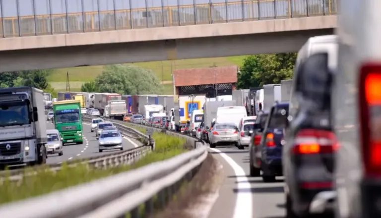 Prazniki prinašajo zastoje, kje lahko danes pričakujete največje gneče?