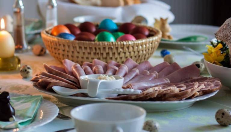 Čas je, da izpraznite velikonočne zaloge: Kam z ostanki hrane?