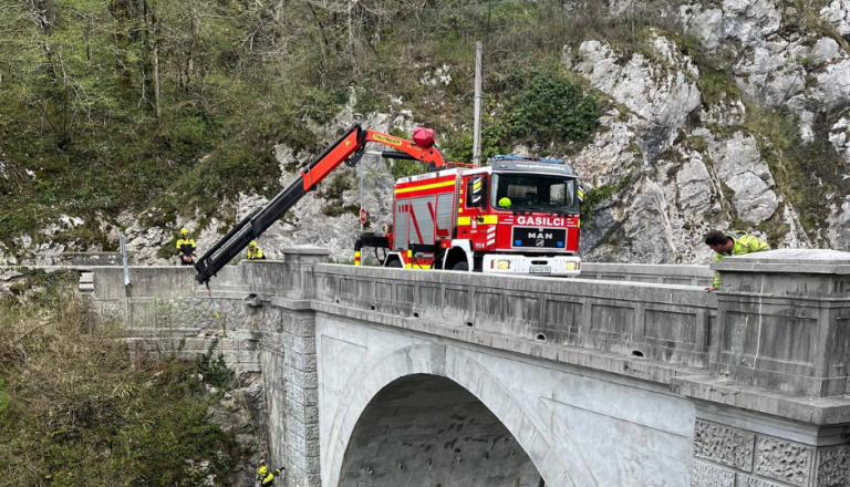 Zahtevno reševanje drona pod mostom