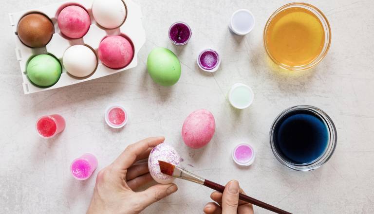 To so preprosti in zabavni načini za barvanje letošnjih pirhov